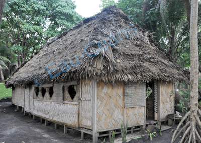 Maison traditionnelle en bambou et feuilles de palmier (photo A.-M. Lejeune)
